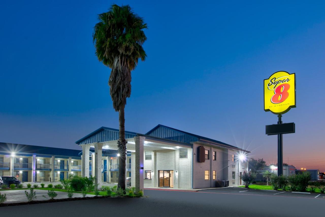 Super 8 By Wyndham Victoria - South - Hwy 59 Hotel Exterior photo