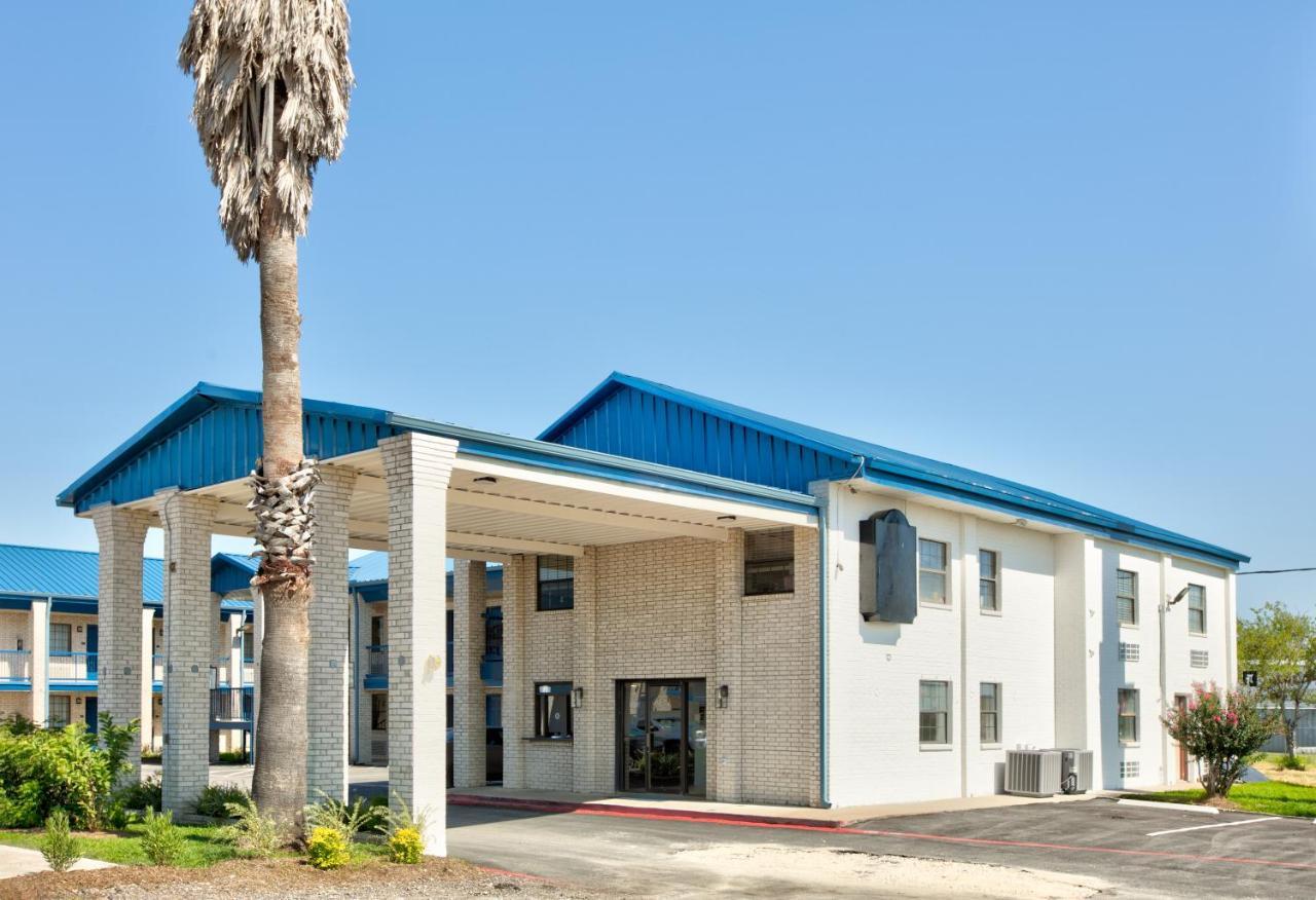 Super 8 By Wyndham Victoria - South - Hwy 59 Hotel Exterior photo