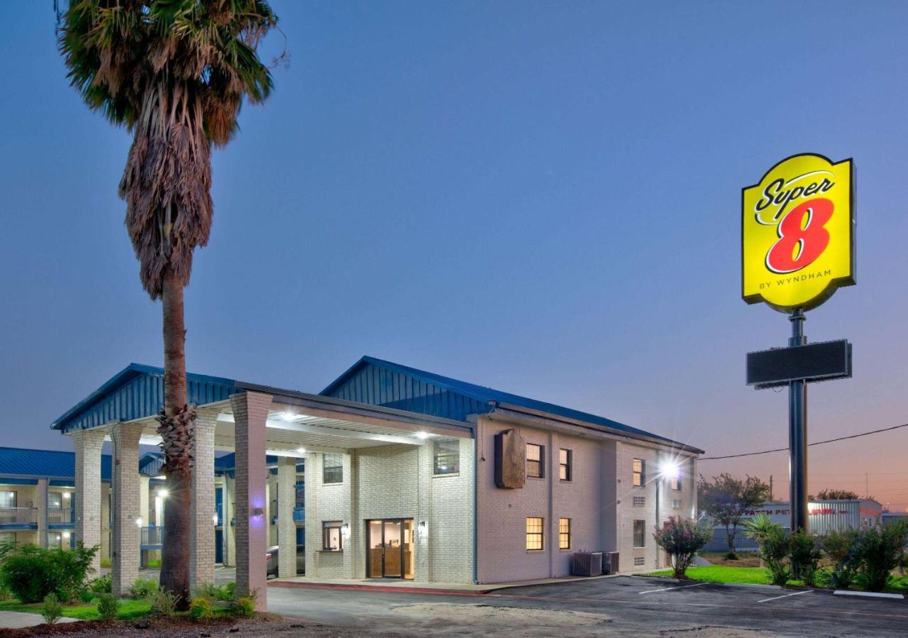 Super 8 By Wyndham Victoria - South - Hwy 59 Hotel Exterior photo